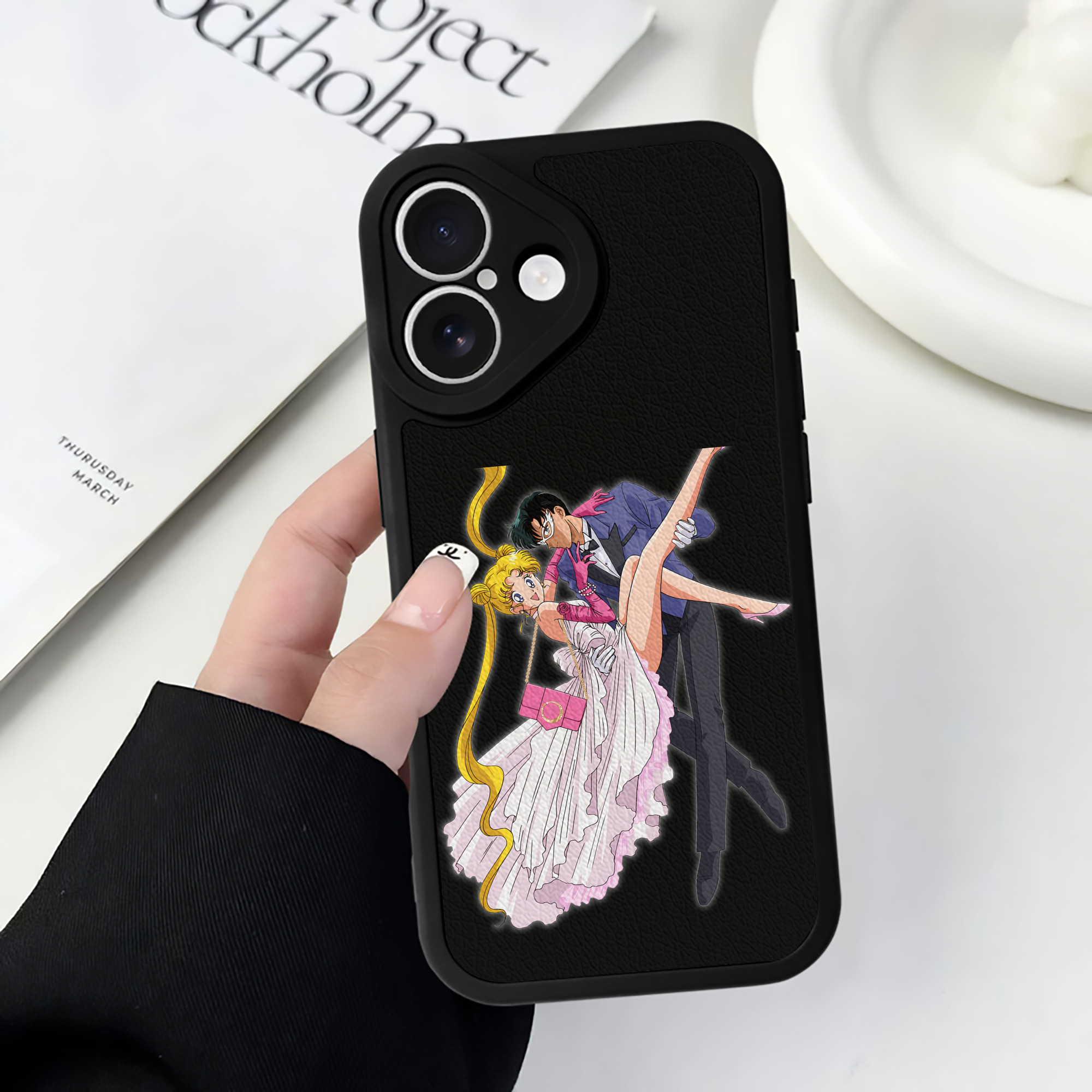 （画像用） 美少女戦士セーラームーン 愛野 美奈子 あいの みなこ Sailor Moon Aino Minako 【iPhone 16シリーズ対応】シリコンスマホケース（レザー調） 材質：シリコン